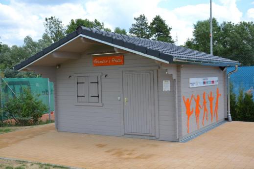 Die hochwertige Vereinshütte mit Satteldach und grauer Ziegeleindeckung