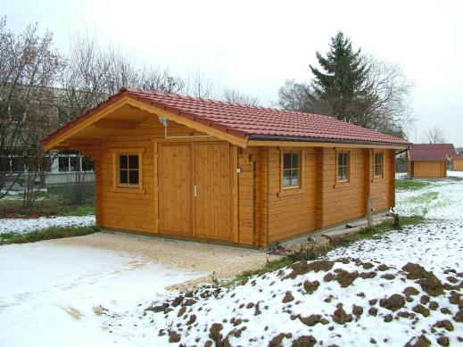 Großes Clubhaus aus massiven Blockbohlen, individuell geplant und hochwertig ausgeführt