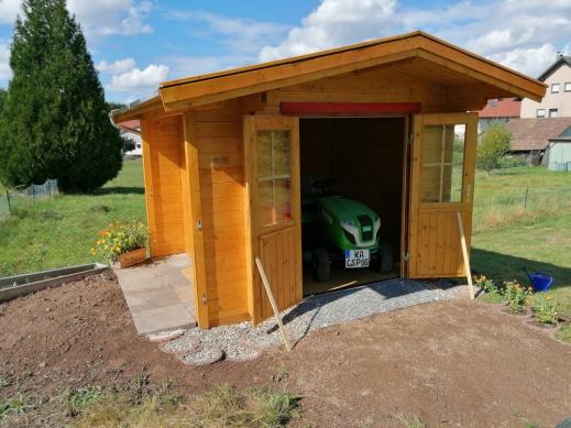Gartenhaus als Garage für einen Rasentraktor