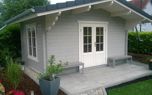 modernes Gartenhaus mit Satteldach und Ziegeleindeckung