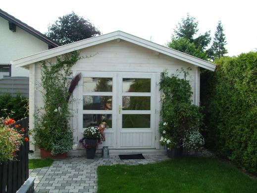 Gartenblockhaus mit breiter Doppeltür