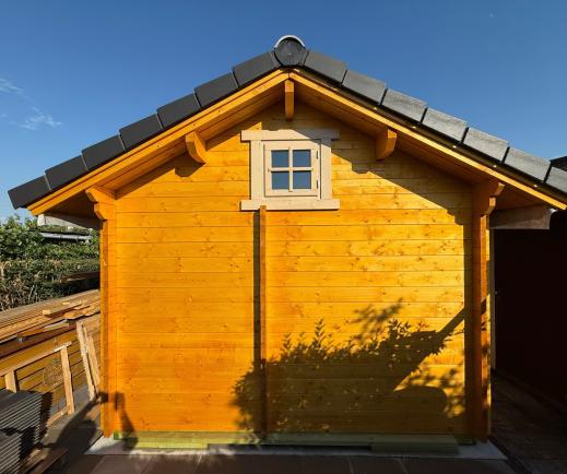 Rückwand Blockhaus mit Schlafboden